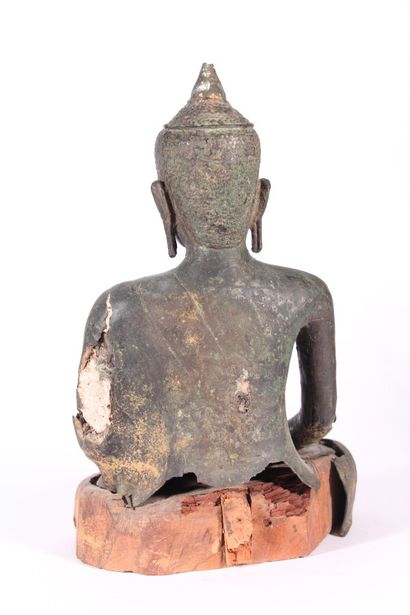 null Bouddha en bronze

Birmanie, début XXème siècle

H.: 36,5 cm, L.: 26 cm

(Usures...