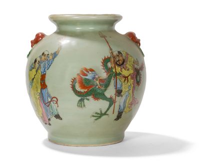 Vase en porcelaine polychrome 

Chine, début...