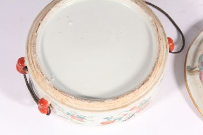 null Boîte à pique-nique en porcelaine polychrome 

Chine, début du XXème siècle

A...