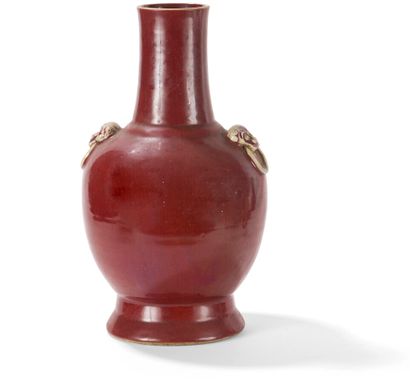 Vase en porcelaine rouge dit sang de boeuf

Chine,...