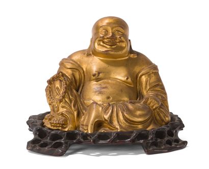 null Statuette de Budai en bois laqué

Chine, XXème siècle

Représenté assis, tenant...