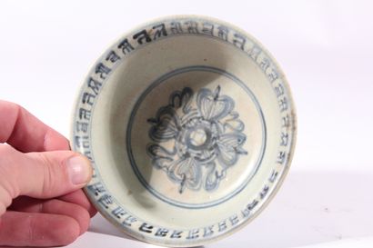 null Bol en porcelaine bleu blanc

Chine, dynastie Ming (1368-1644)

L'intérieur...