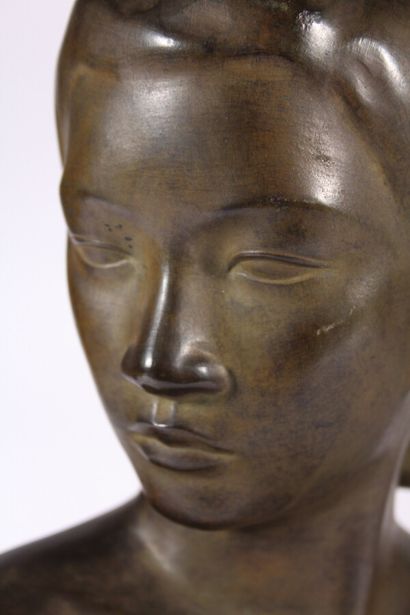 null NAM THAI (XXème siècle)

Buste de femme en bronze à patine brune, la tête tournée...