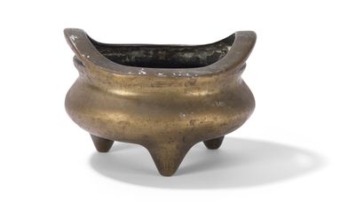null Brûle-parfum tripode en bronze

Chine, XXème siècle

Agrémenté de deux anses,...
