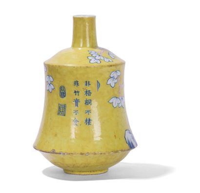 null Bouteille tokuri en porcelaine à fond jaune

Japon, début du XXème siècle

A...