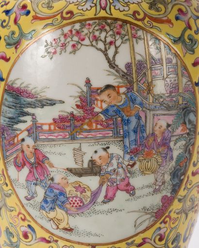 null Vase en porcelaine polychrome 

Chine, XXème siècle

Ovoïde, surmonté d'un long...