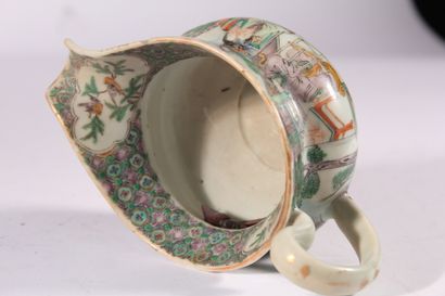null Saucière en porcelaine de Canton 

Chine, XIXème siècle

A décor de scènes de...