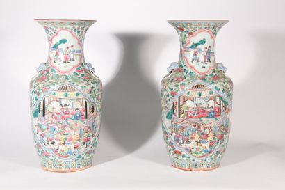 Paire de vases en porcelaine de Canton décor...