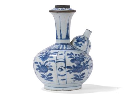 null Kendi en porcelaine bleu blanc

Chine, dynastie Ming, XVIème siècle

La panse...