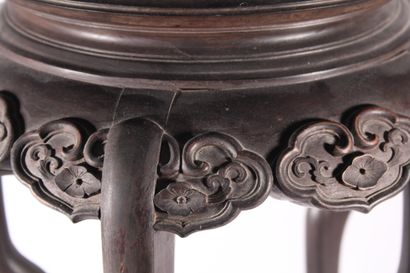 null Sellette en bois sculpté 

Chine, XXème siècle

Reposant sur cinq pieds en forme...