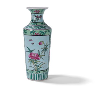 null Vase en porcelaine polychrome 

Chine, XXème siècle

La panse cylindrique, à...