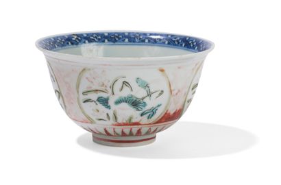 null Trois bols en porcelaine bleu blanc et polychrome 

Vietnam et Chine, XIXème...