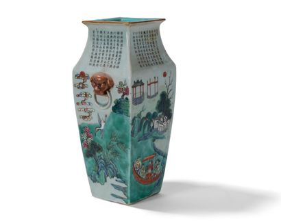 null Vase en porcelaine polychrome

Chine, début du XXème siècle

De section carrée,...