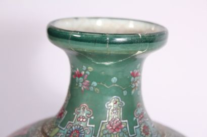 null Vase en porcelaine polychrome 

Chine, XXème siècle

La panse globulaire, à...