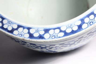 null Petite vasque à poisson en porcelaine bleu blanc

Chine, XXème siècle

A décor...
