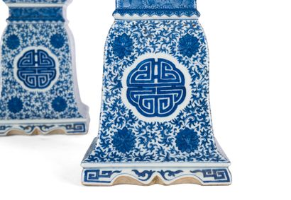 null 
Paire de bougeoirs en porcelaine bleu blanc 




Chine, marque et époque Guangxu...