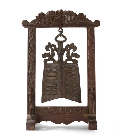null Cloche à battant en bronze et son support en bois

Chine du Sud, XIXème siècle

De...