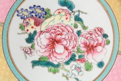 null Assiette en porcelaine famille rose 

Chine, XXème siècle

A décor central de...