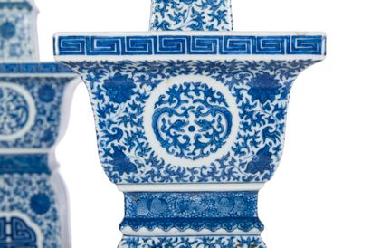 null 
Paire de bougeoirs en porcelaine bleu blanc 




Chine, marque et époque Guangxu...