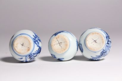null Trois vases double gourde miniatures en porcelaine bleu blanc

Chine, XIXème...