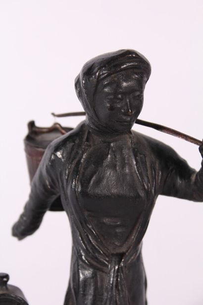 null Groupe en bronze

Représentant une femme portant une palanche sur laquelle accrochée...
