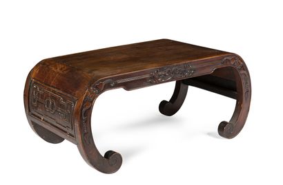 null Table basse en bois sculpté

Chine, début du XXème siècle

Les pieds cambrés,...