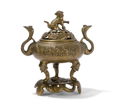 null Brûle-parfum tripode couvert et son socle en bronze

Chine, XXème siècle

La...