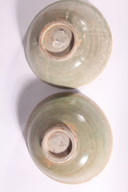 null Deux bols en grès émaillé céladon

Chine, dynastie Ming (1368-1644)

L'un à...