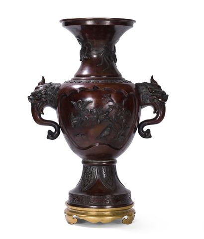 null Grand vase en bronze

Japon, début du XXème siècle

La panse globulaire à décor...