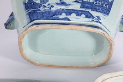 null Terrine et son plat de présentation en porcelaine bleu blanc

Chine, XVIIIème...