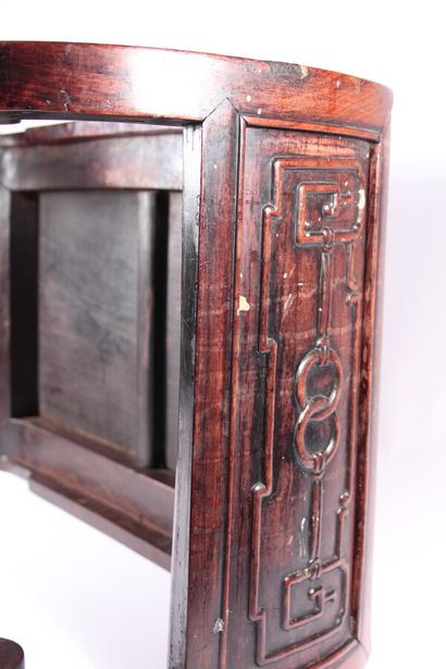 null Table basse en bois sculpté

Chine, début du XXème siècle

Les pieds cambrés,...