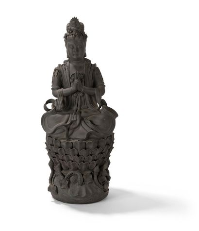 null Statue de guanyin en grès noir

Chine, XXème siècle

Représentée assise en padmasana...