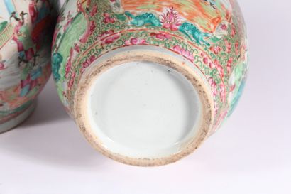 null Paire de vases en porcelaine de Canton

Chine, fin du XIXème siècle

Balustres...