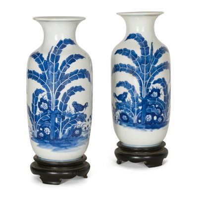 null Paire de vases en porcelaine bleu blanc à décor de volatiles et végétaux

Chine,...