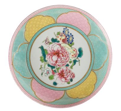 null Assiette en porcelaine famille rose 

Chine, XXème siècle

A décor central de...