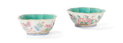 null Deux coupes en porcelaine polychrome

Chine, XXème siècle

Lobées, à décor de...