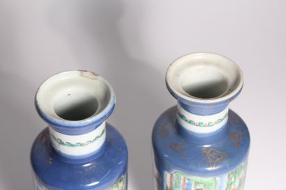 null Paire de petits vases en porcelaine polychrome sur fond bleu poudré

Chine,...