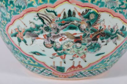 null Bassin en porcelaine polychrome

Chine, XXème siècle

A décor de scènes de batailles...