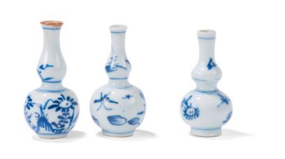 Trois vases double gourde miniatures en porcelaine...
