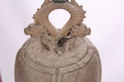 null Cloche à battant en bronze 

Asie du Sud-Est, début du XXème siècle

Cylindrique,...