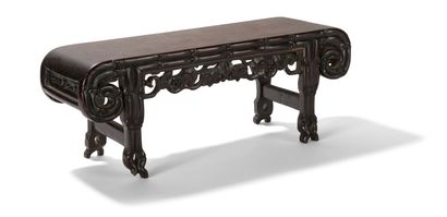 null Petite table basse en bois sculpté

Chine, XXème siècle

Les deux extrémités...