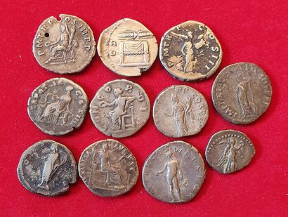 null Rome. 11 monnaies : 10 deniers (1er et 2e s. dont 1 troué), Hemidrachme de Vespasien...