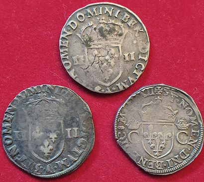 null Royales. 3 monnaies : Teston de Charles IX 1562 T, Quart d'écu de Charles X...