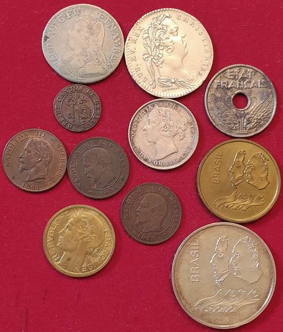 null Lot éclectique. 11 monnaies et jetons. Louis XV 1/5 d'écu 1728B, Louis XV Jeton...