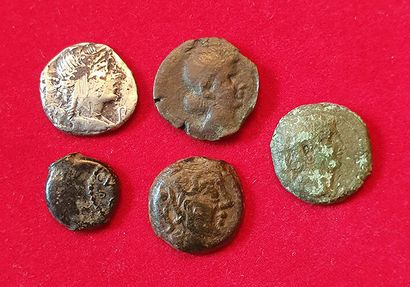 null Gaule. 5 monnaies dont Massalia drachme (fourrée), Gaules Belgique Bronze GERMANVS...