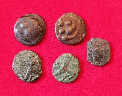 null Gaule. 5 monnaies : Elusates drachme (2 ex.), Bellovaques Bronze (2 ex.), Bronze...