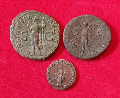 null Rome. 3 monnaies : As de Claude 1er, As de Vespasien, denier de Trajan. TB+,...