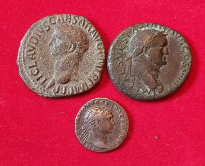 null Rome. 3 monnaies : As de Claude 1er, As de Vespasien, denier de Trajan. TB+,...