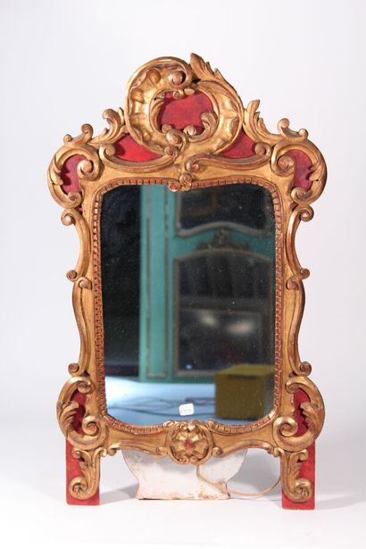 null Miroir en bois peint et doré à décor sculpté de coquilles mouvementées, enroulements...