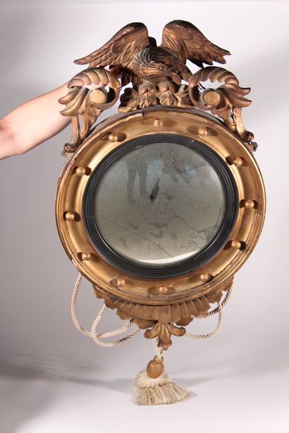 null Miroir circulaire en bois doré orné d'un rapace

XIXème siècle

H.: 74 cm, L.:...